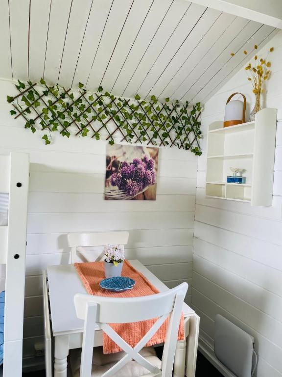 Nice Apartment With1 Bedroom Separate Living Room With A Sofa Bed And A Tiny Kitchen A Bathroom Located In Nordstrand Near By The Sea For 3 Guests With A Garden And Grill 5 Extra Guests With Extra Cost In The Cabin With Sea View Just Outside The Apar Oslo Kültér fotó
